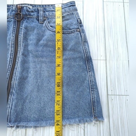 Free People We the Free Zip It Up Denim Distressed Mini Skirt in Med Wash Sz 25 - Picture 7 of 9